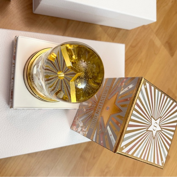 DIOR Holiday 2025 Snow Globe - Picture 4 of 7